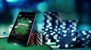 Dealer live casino gghoki sedang membagikan kartu pada meja permainan